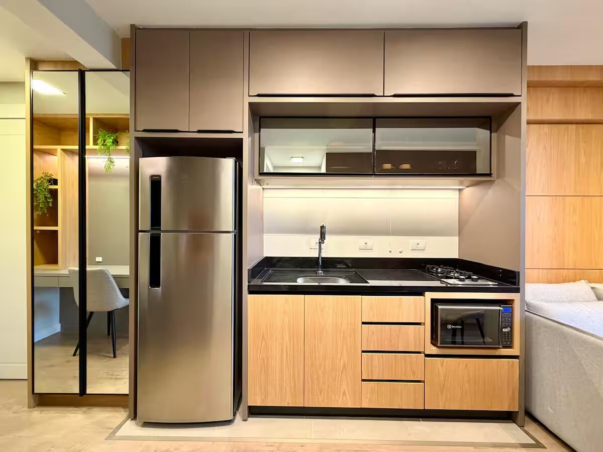 Cozinha compacta planejada e equipada