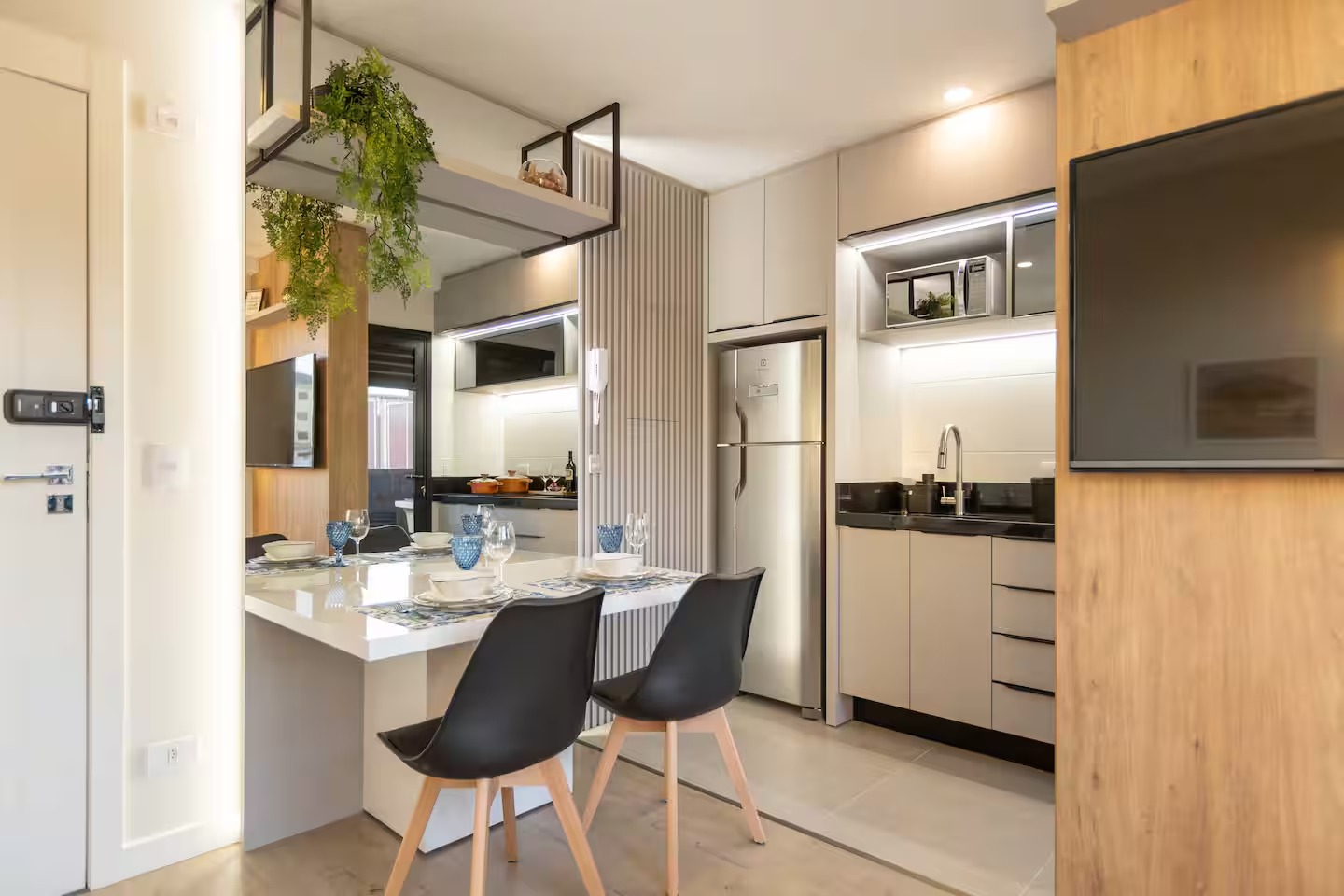 Hall de entrada do apartamento com divisória ripada e visão integrada