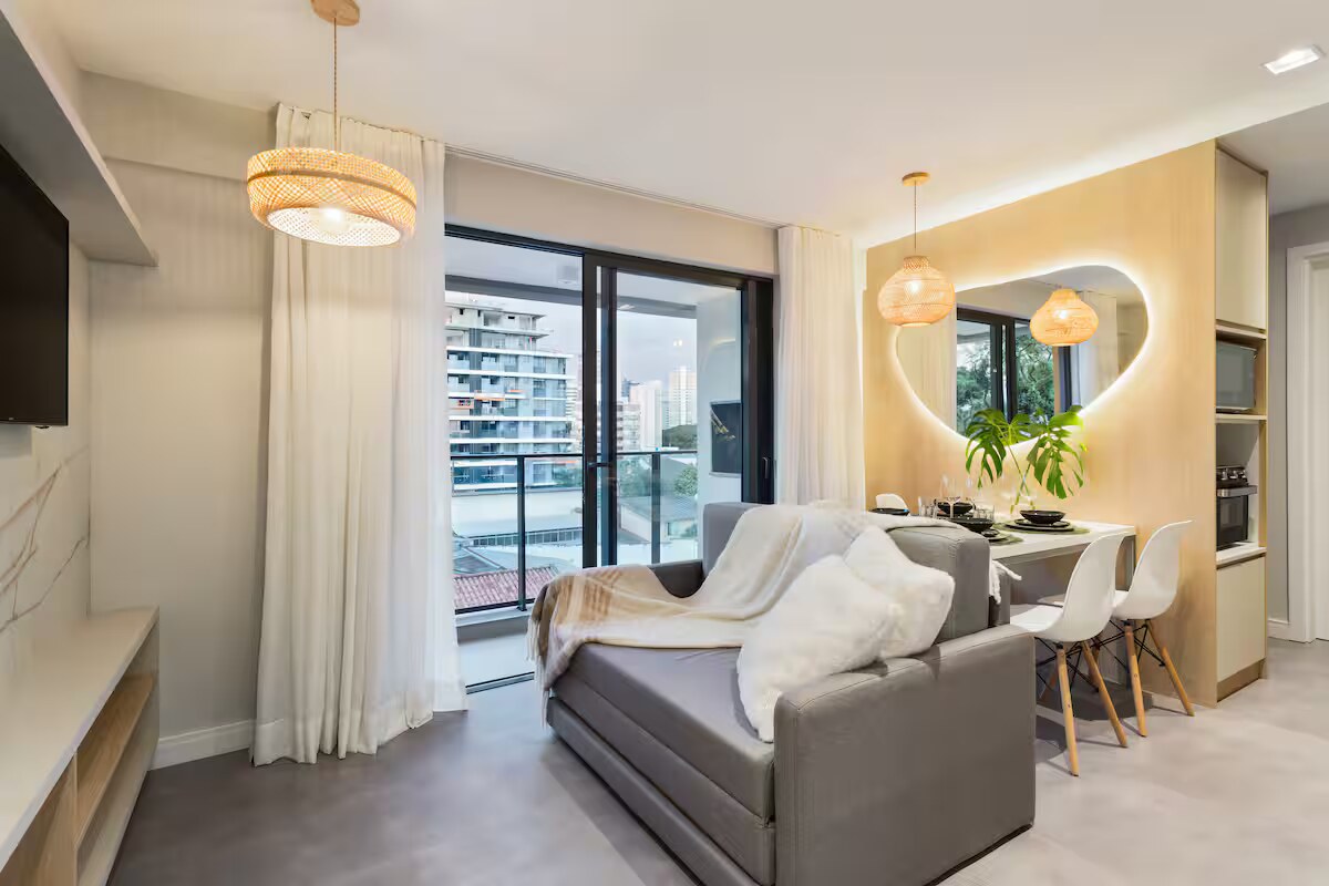 Apartamento mobiliado com sala de estar e jantar integradas